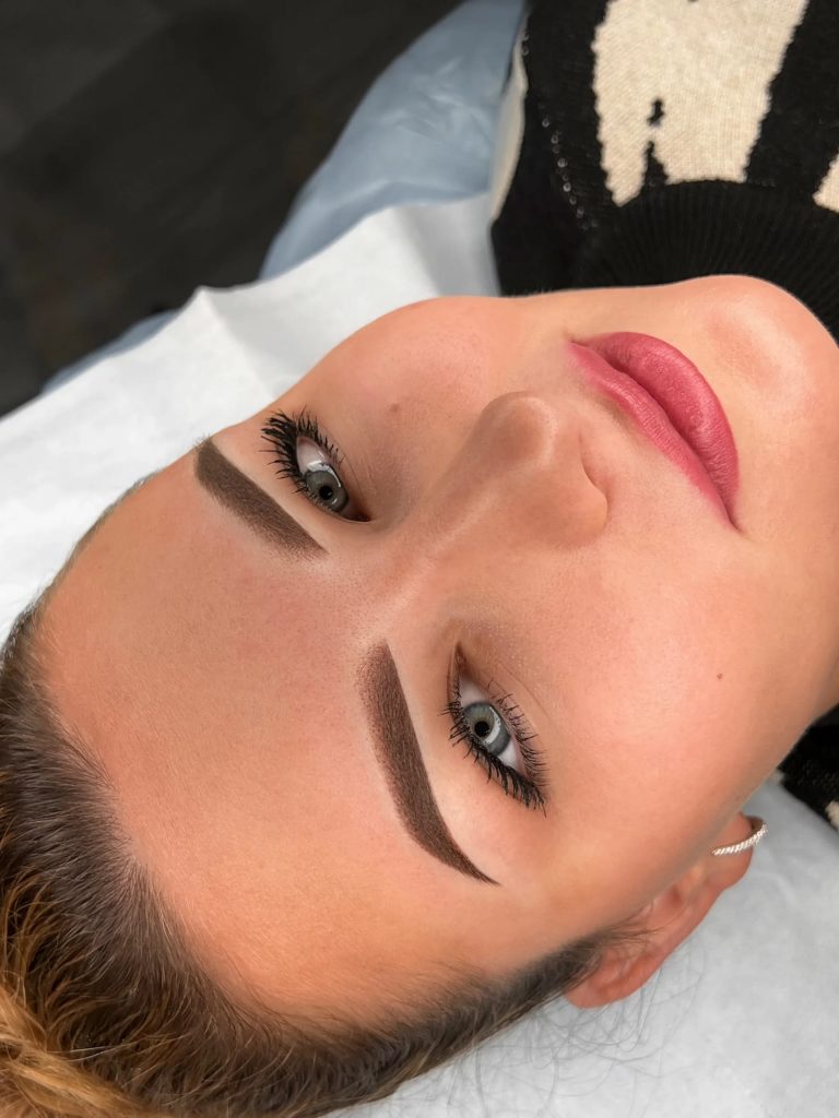 Shading sourcils effet poudré naturel Sochaux
